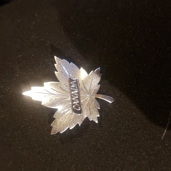 Sterling silver Canada pin - Picture 2 of 3